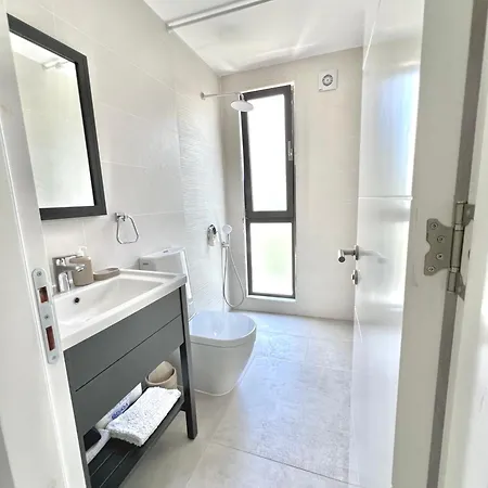 Aphrodite Beachfront Apartment Ghaziveran